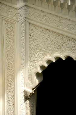 Sultan Ismail Havaalanı Camii - Senai Havaalanı, geometrik desenli duvar bitirmek