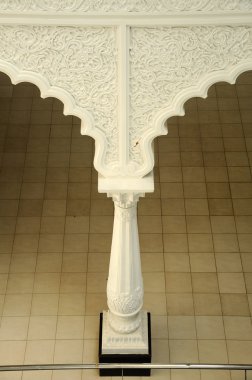 Sultan Ismail Havaalanı Camii - Senai Havaalanı, geometrik desenli duvar bitirmek