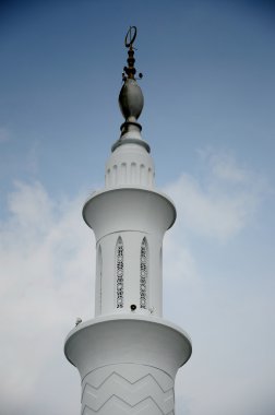 Malezya Senai havaalanında Sultan Ismail Havaalanı caminin minaresi