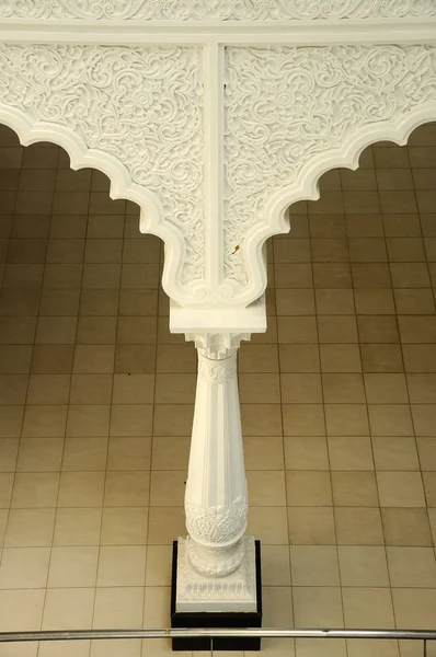Sultan Ismail Havaalanı Camii - Senai Havaalanı, geometrik desenli duvar bitirmek