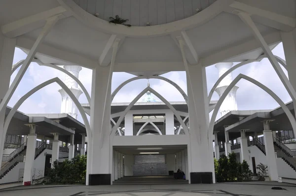 Мечеть аэропорта имени Султана Исмаила в аэропорту Сенаи в Малайзии — стоковое фото