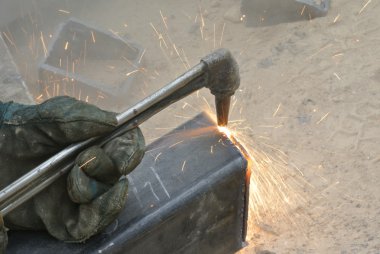 İnşaat metal kesme makinası kaynak makinesini kullanarak işçi