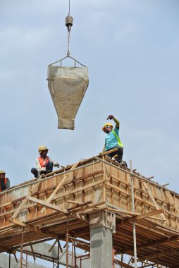 Grup inşaat işçileri ışın döküm