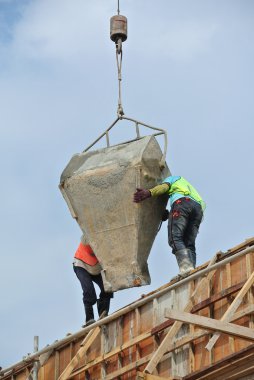 Grup inşaat işçileri ışın döküm