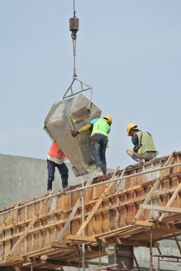 Grup inşaat işçileri ışın döküm