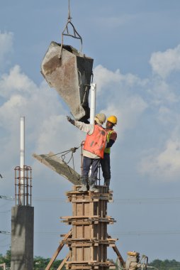 Grup inşaat işçileri sütun döküm