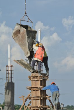 Grup inşaat işçileri sütun döküm