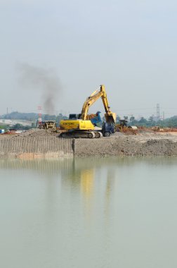 Hafriyat gölün yanında yapıyor tarak makinası
