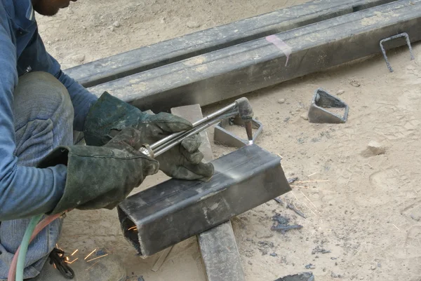 Pekerja di lokasi konstruksi memotong logam menggunakan obor las — Stok Foto
