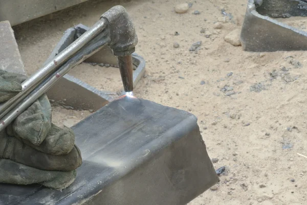 Trabalhadores no canteiro de obras de corte de metal usando maçarico — Fotografia de Stock