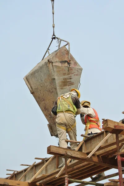 Grupo de trabalhadores da construção de feixe de fundição — Fotografia de Stock