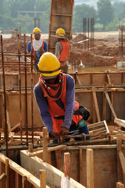 Trabalhadores da construção Instalando cofragem de viga de solo — Fotografia de Stock