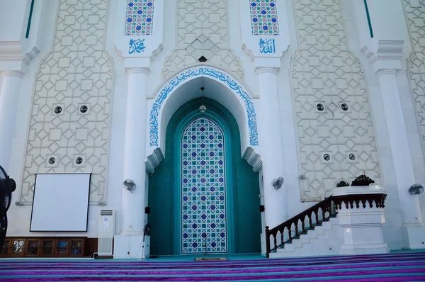 クアンタン、マレーシアのスルタン アフマッド シャー 1 モスクの内部 — ストック写真