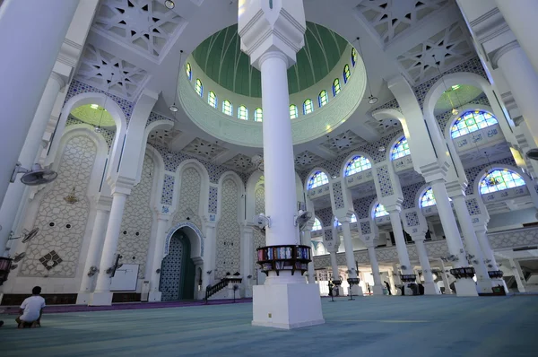 쿠 안 탄, 말레이시아에서 술탄 아마 드 샤 1 모스크의 내부 — 스톡 사진