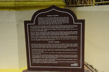 Malacca 'daki Kampung Duyong Camii 'nde bilgi taşı