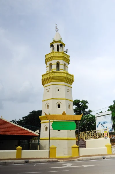 Мінарет мечеті Кампунг Duyong в протоці — стокове фото