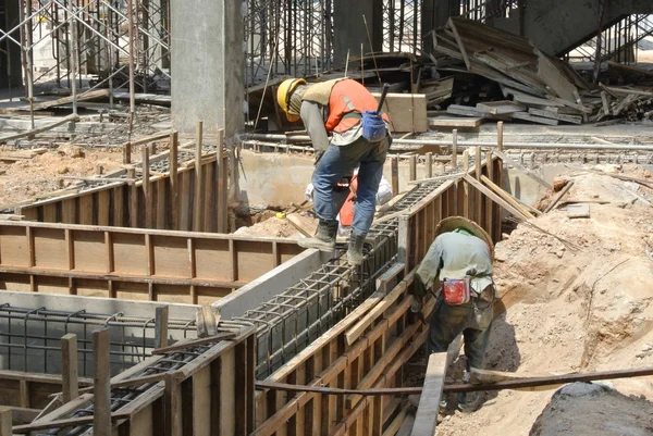 Zwei Bauarbeiter montieren Erdbalkenschalung — Stockfoto