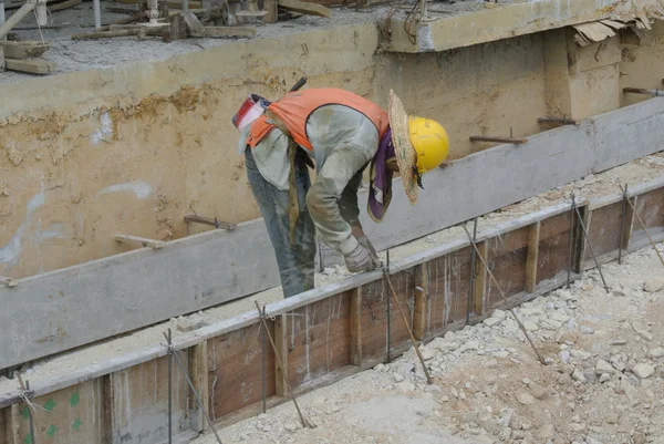 Group of workers working at ground beam formwork — Stockfoto