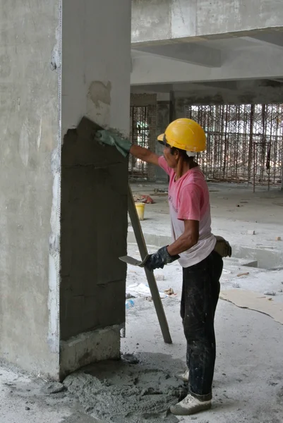 A construction corkers plastering column — Stock Photo, Image