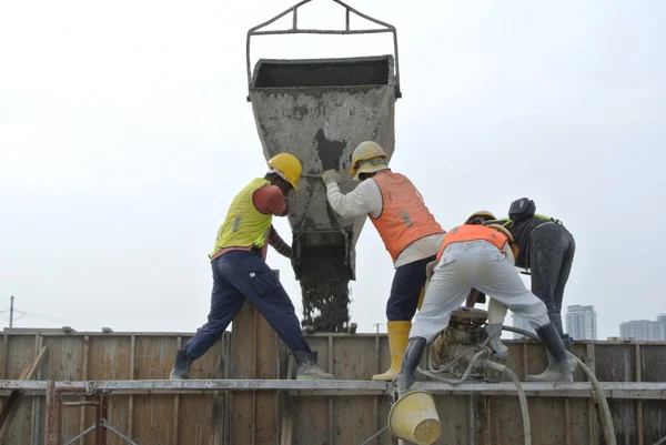 Beton kalıp dökme inşaat işçilerin bir grup — Stok fotoğraf