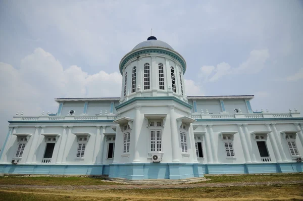 Sultan ismail mecset is ismert muar második jamek mecset található tanjung agas, muar, johor Malajziában. a mecset a folyó túlpartján található sultan ibrahim jamek mecset másolata — Stock Fotó