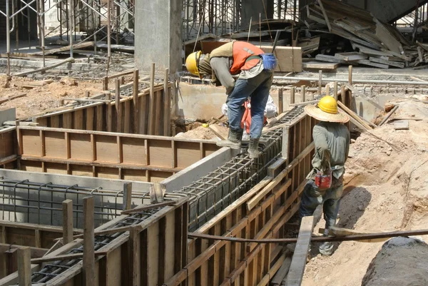 Two Construction Workers Installing Ground Beam Formwork Stock Fotografie