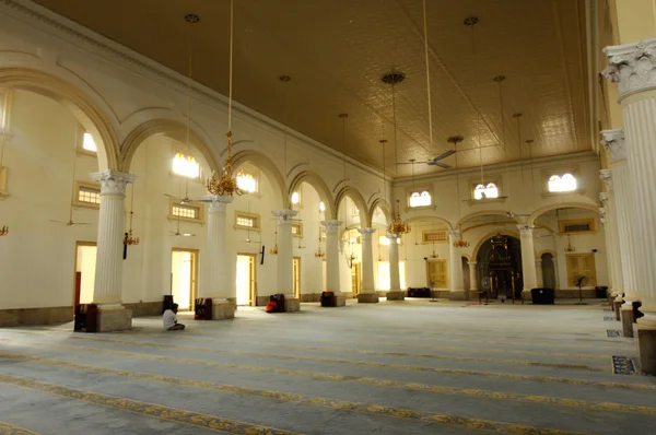 Интерьер государственной мечети Султана Абу Бакара в Джохор-Бхару, Малайзия — стоковое фото