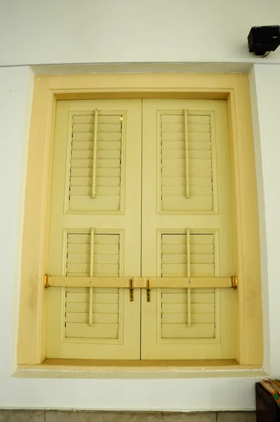 Tradizionale finestra di legno a Sultan Abu Bakar State Mosque è la moschea di stato di Johor, Malesia . — Foto Stock