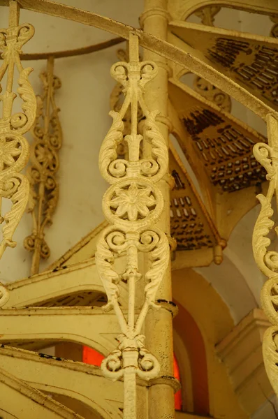 Детали и дизайн винтовой металлической лестницы в государственной мечети Султана Абу Бакара в Джохор-Бхару, Малайзия — стоковое фото