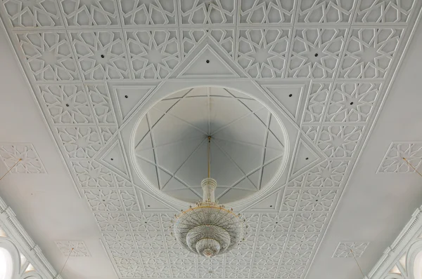 세부 사항 및 패턴 무아르, 조호르 주, 말레이시아의 술탄이 스 마일 모스크에서 천장 — 스톡 사진