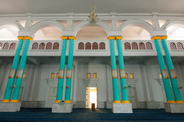 Interior da mesquita Sultan Ismail em Muar, Johor, Malásia — Fotografia de Stock