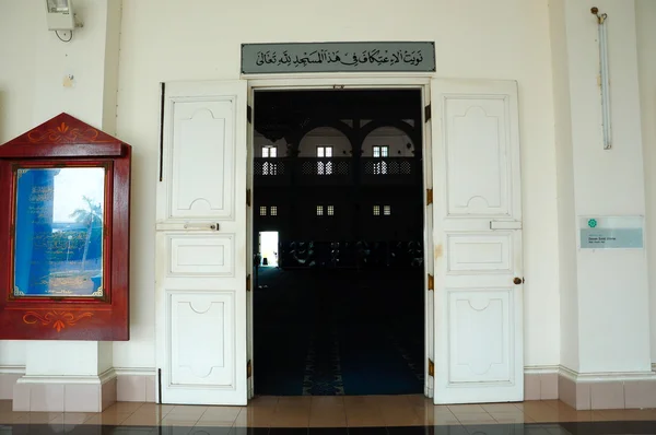 Дверь в мечеть Султана Исмаила в Муаре, Джохор, Малайзия — стоковое фото