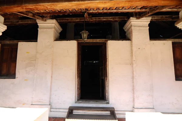Дверь старой мечети Pengkalan Kakap в Мербоке, Кедах — стоковое фото