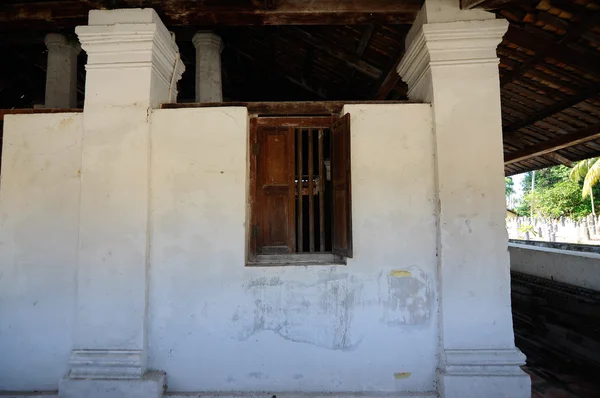 Janela de madeira da antiga mesquita de Pengkalan Kakap em Merbok, Kedah — Fotografia de Stock