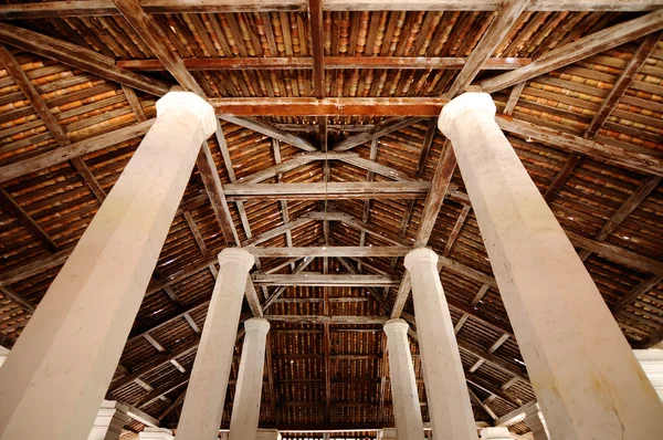 Interior de la antigua mezquita de Pengkalan Kakap en Merbok, Kedah — Foto de Stock