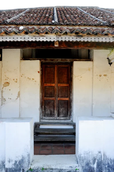 Porta da antiga mesquita de Pengkalan Kakap em Merbok, Kedah — Fotografia de Stock