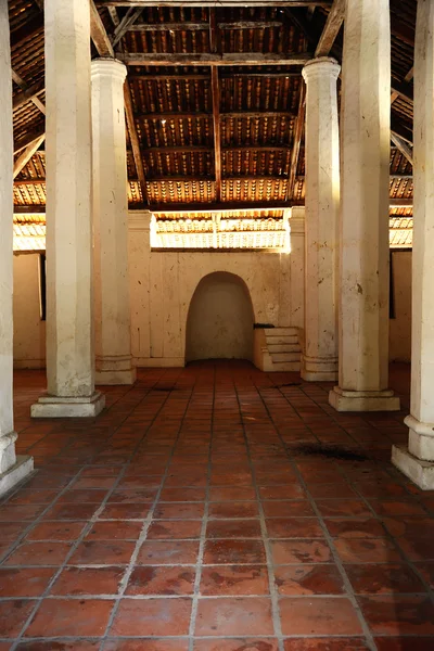 Интерьер старой мечети Pengkalan Kakap в Мербоке, Кедах — стоковое фото