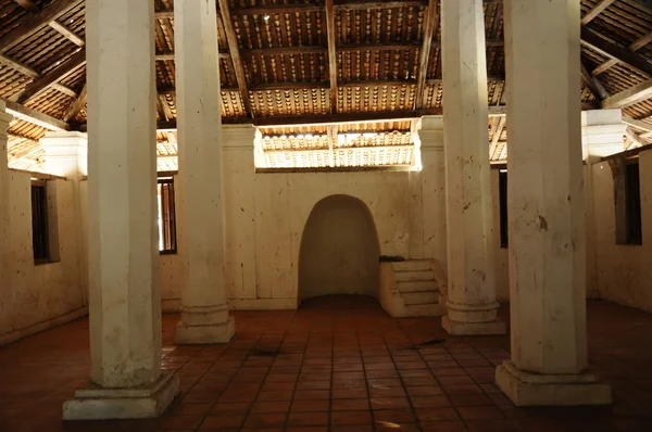 Интерьер старой мечети Pengkalan Kakap в Мербоке, Кедах — стоковое фото