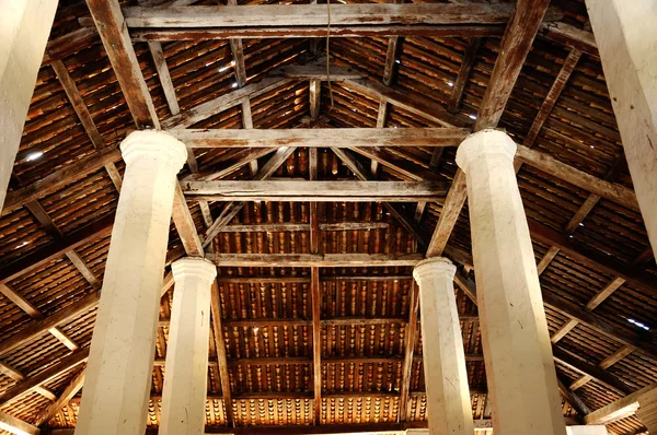 Interior de la antigua mezquita de Pengkalan Kakap en Merbok, Kedah — Foto de Stock