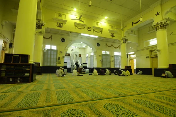 Interno della Moschea Muhammadi a.k.a La Moschea di Stato Kelantan a Kelantan, Malesia — Foto Stock