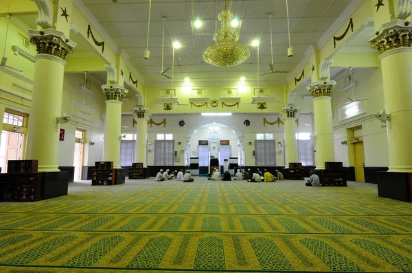 Interior de la Mezquita Muhammadi, también conocida como Mezquita Estatal Kelantan en Kelantan, Malasia — Foto de Stock