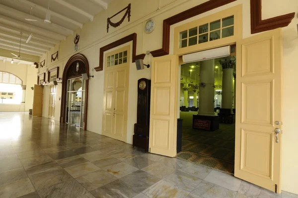 Interior de la Mezquita Muhammadi, también conocida como Mezquita Estatal Kelantan en Kelantan, Malasia — Foto de Stock