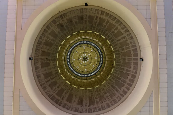Dentro da cúpula de Masjid Universiti Putra Malásia em Serdang, Selangor, Malásia — Fotografia de Stock