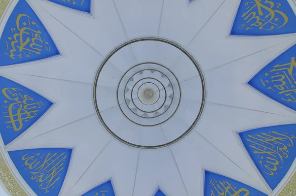 Dentro da cúpula principal da Mesquita Puncak Alam em Selangor, Malásia — Fotografia de Stock