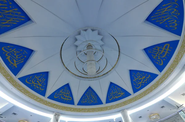 Dentro da cúpula principal da Mesquita Puncak Alam em Selangor, Malásia — Fotografia de Stock