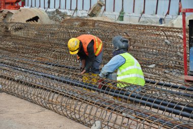 İnşaat İşçileri fabrikasyon kazık takviye bar inşaat alanındaki taşıyordu..