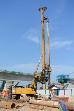 Yığın teçhizat inşaat alanında delik