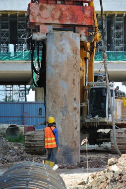 İnşaat alanında yüklü geçişli kazık çelik kasa