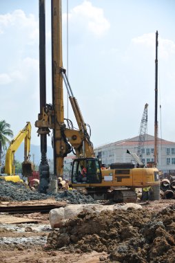 Yığın teçhizat inşaat alanında delik