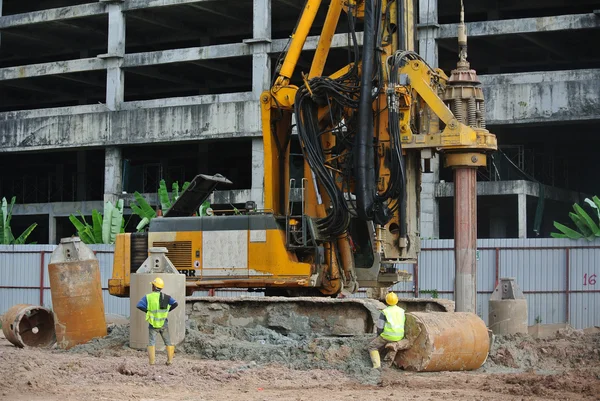 Yığın teçhizat inşaat alanında delik